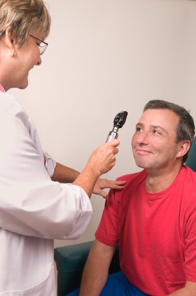 What to Look for in an Eye Doctor: A New Patient's Guide 2 Optometrist conducting a routine eye exam